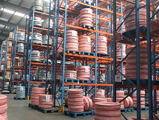 鋼絲編織液壓膠管：特點(diǎn)和應(yīng)用